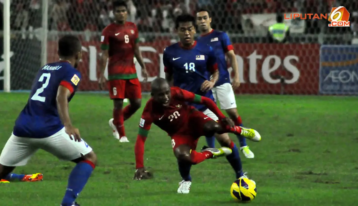 Pemain Indonesia, Oktovianus Maniani duel dengan Pemain Malaysia, Mohd Shakir dalam Laga Piala AFF Suzuki 2012 antara Malaysia vs Indonesia di Stadion Bukit Jalil, Kuala Lumpur, Malaysia. pertandingan berakhir dengan skor 2-0 untuk Malaysia.