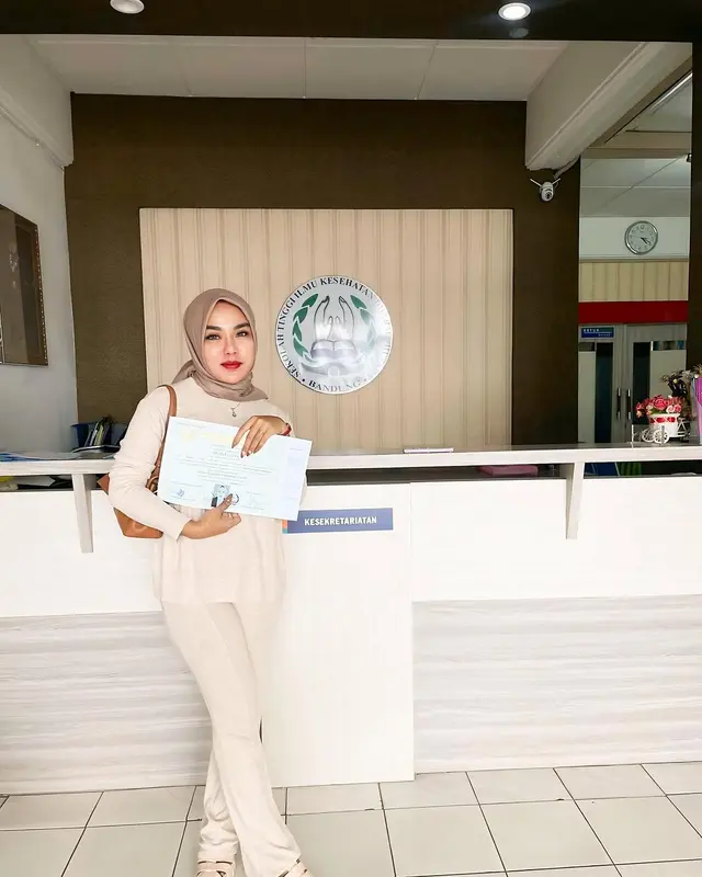 6 Potret Medina Zein ambil ijazah kebidanan usai 3 bulan bebas penjara, dapat predikat IPK memuaskan