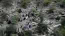 Warga dari kota dan desa sekitar terpaksa harus mendaki saat mencoba mencapai wilayah yang dilanda gempa untuk membantu para korban di distrik Nurgol, provinsi Kunar, Afghanistan timur, Selasa 2 September 2025. (AP Photo/Nava Jamshidi)
