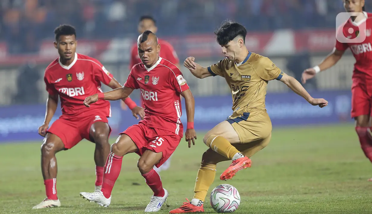 Bertanding di Stadion Si Jalak Harupat, Bandung, Jawa Barat, Dewa United tampil dominan sepanjang laga. (Liputan6.com/Helmi Fithriansyah)