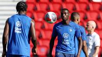 Penyerang Prancis Randal Kolo Muani (kanan) mengontrol bola selama sesi latihan menjelang Kualifikasi EURO 2024 menjamu Irlandia, di Stadion Parc des Princes, Rabu (6/9/2023). (Photo by FRANCK FIFE / AFP)