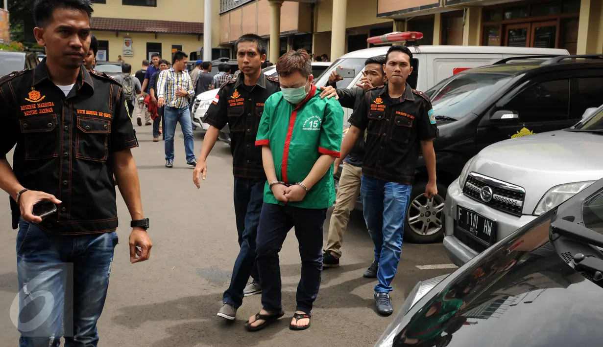 Petugas Polres Jakarta Barat menggiring tersangka pengedar narkotika jenis sabu usai rilis di Jakarta, Rabu (23/3/2016). Sat Narkoba Polres Jakarta Barat mengamankan satu tersangka berikut 16 kg sabu. (Liputan6.com/Helmi Fithriansyah)