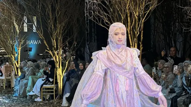 Inara rusli pukau penonton di runway. (credit:instagram.com/mommy_starla)