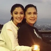 Naysila Mirdad mendekap erat ibunya, Lidya Kandou