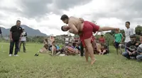 Bantingan Merupakan Salah Satu Teknik Benjang untuk Menjatuhkan Lawan (Liputan6.com/Mochamad Khadafi) 