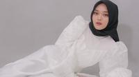 Selain berkarier sebagai penyanyi, Putri Delina juga dikenal sebagai seorang selebriti internet. Anak dari Sule ini memiliki banyak followers di akun Instagram serta TikToknya. Putri banyak memiliki penggemar karena gaya penampilannya yang stylish.(Liputan6.com/IG/@putridelinaa)