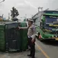 Penampakan mobil tahanan Kejaksaan Negeri Tanggamus yang terguling di Jalan Raya Lintas Barat. Foto : (Istimewa).