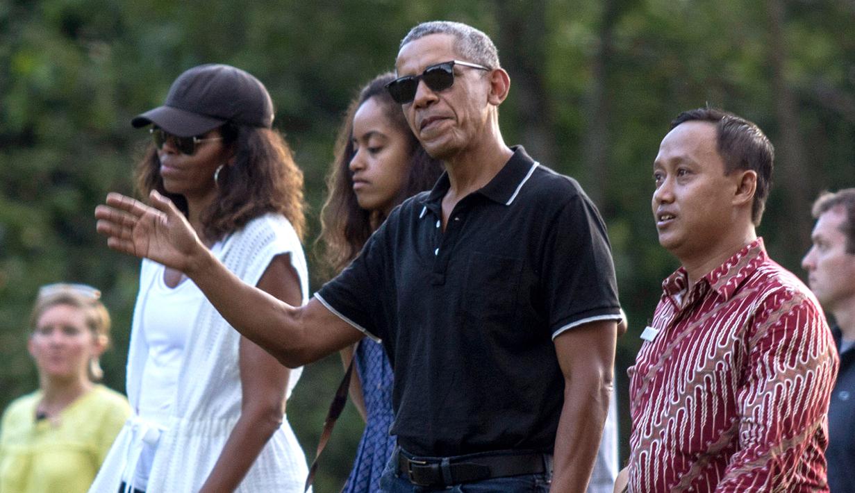 Mantan Presiden AS, Barack Obama dan rombongan menyapa para pengunjung lainnya saat berwisata di Candi Borobudur di Magelang, Jawa Tengah, Indonesia, (28/6). (AP Photo / Slamet Riyadi)