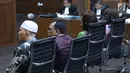 Tersangka suap DPRD Sumut, Rijal Sirait, Fadly Nurzal, Rooslynda Marpaung dan Rinawati Sianturi (kiri ke kanan) mengikuti sidang perdana di Pengadilan Tipikor, Jakarta, Rabu (21/11). Sidang mendengar pembacaan dakwaan. (Liputan6.com/Helmi Fithriansyah)