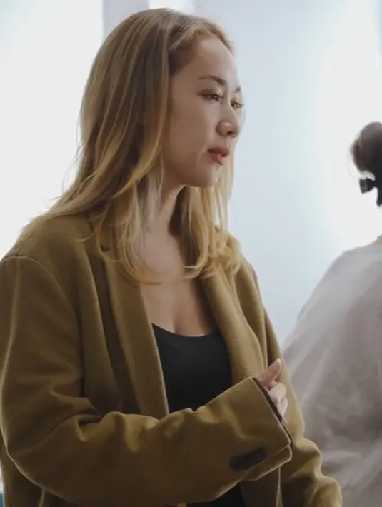 BCL tampil cantik natural dengan warna rambutnya yang lebih terang di foto ini. [Foto: Instagram/itsmebcl]