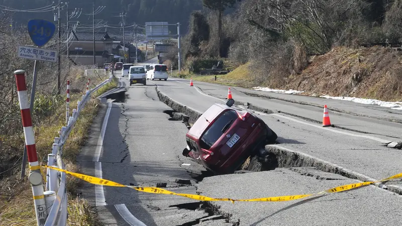 Jalan Retak Terdampak Gempa Jepang