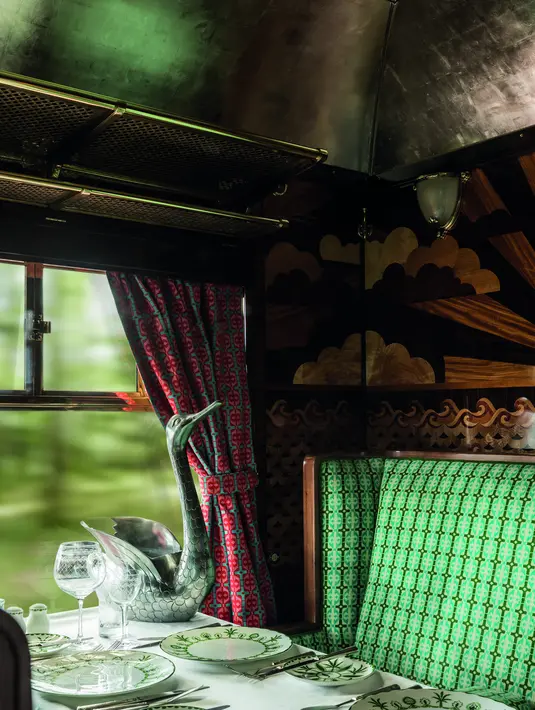 Kereta Cygnus yang didesain Wes Anderson memperkenalkan pengalaman perjalanan kereta mewah di level baru dengan adanya dua coupes pribadi. Mitos dan legenda ini dari kereta ini dapat ditemukan di seluruh desain Wes Anderson di gerbong Cygnus melalui desain detail angsa.