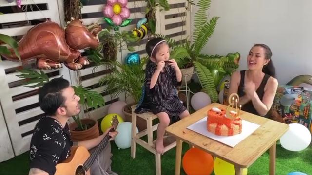Baru Berusia 3 Tahun, Ini 6 Momen Putri Rio Dewanto Bermain Alat Musik Harmonika