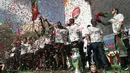 Para pemain Portugal nmerayakan kemenangan meraih trofi juara bersama fans di alun-alun kota di Alameda D. Afonso Henriques, Lisbon, Portugal, (11/7/2016). Portugal menang atas Prancis 1-0. (EPA/Antonio Cotrim)