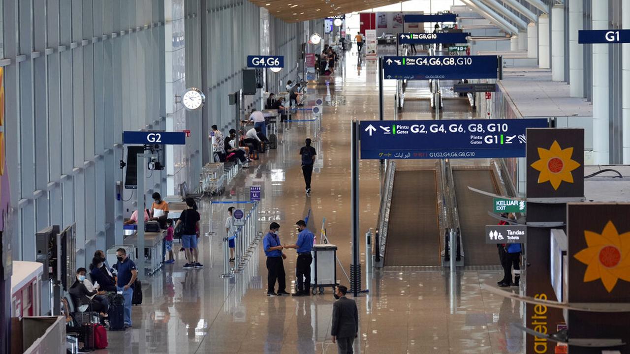 FOTO: Malaysia Buka Perbatasan, Orang Asing Boleh Masuk Tanpa Karantina