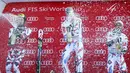 Para pemenang  kejuaraan Alpine Skiing World Cup  merayakan kemenangan dengan menyemburkan Champagne diatas podium di Hinterstoder, Austra, Jumat (26/2/2016). (REUTERS/Dominic Ebenbichler)