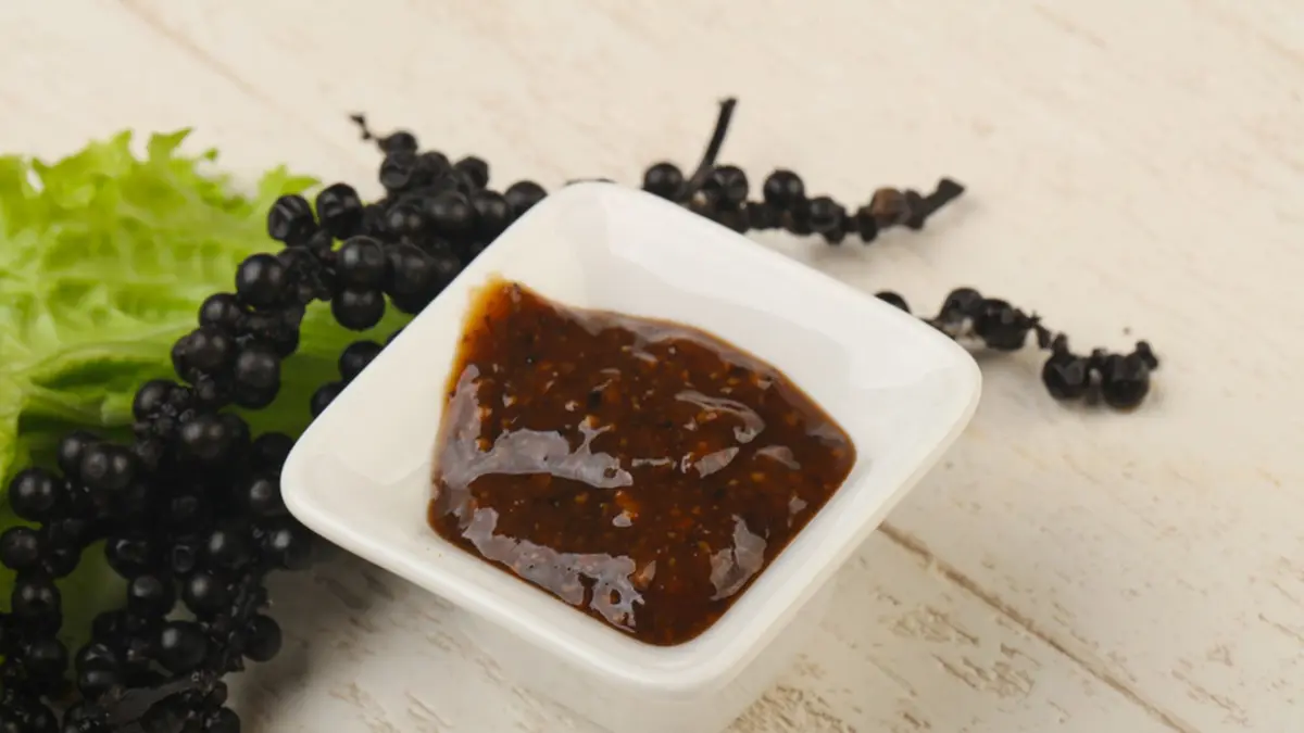 Saus lada hitam kental dengan rasa pedas gurih, pelengkap sempurna untuk steak dan ayam panggang
