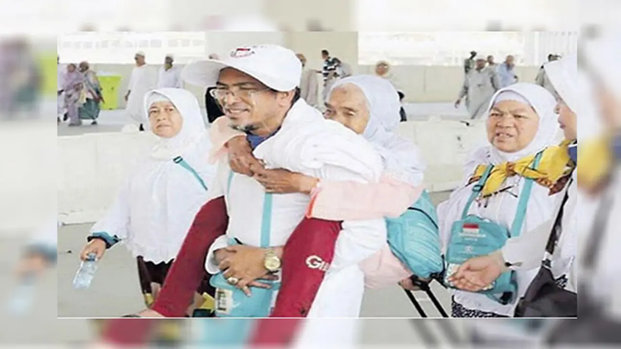  Mengharukan, Pria Ini Gendong Ibunya Selama Haji