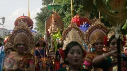 Sejumlah peserta mengikuti pawai pembukaan Festifal Kesenian Yogyakarta (FKY) 2016 di Jalan Malioboro, Yogyakarta (23/8). Kegiatan budaya tersebut di  akan digelar di Taman Kuliner Condongcatur, Sleman. (Boy Harjanto)