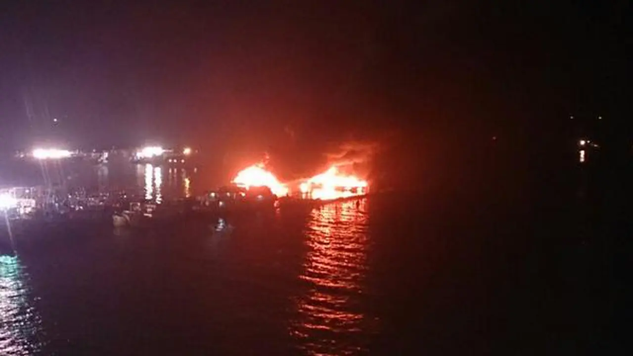 3 'Kapal Cumi' Dilalap Api di Pluit