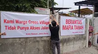 Pagar beton setinggi 3 meter menutup akses jalan warga di Perumahan Green Village Bekasi Utara,Kota Bekasi. (Liputan6.com/Bam Sinulingga)
