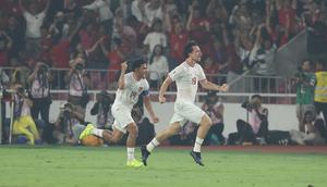 Timnas Indonesia membungkam Filipina 2-0 pada laga terakhir Grup F putaran kedua kualifikasi Piala Dunia 2026 Zona Asia di Stadion Utama Gelora Bung Karno (SUGBK) Senayan, Jakarta, Selasa (11/6/2024) lewat dua gol dari Thom Haye (32') dan Rizky Ridho (56'). Mengoleksi 10 poin di klasemen akhir dan tak mungkin lagi dikejar Vietnam, Thom Haye dkk finis di posisi runner-up Grup F dan memastikan melaju ke putaran ketiga bersama Irak sang pemuncak klasemen. Hasil ini juga memastikan pasukan Shin Tae-yong menggenggam satu tiket ke putaran final Piala Asia 2027. (Bola.com/M Iqbal Ichsan)