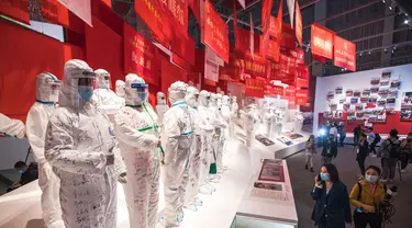 Sejumlah orang mengunjungi pameran tentang perjuangan China melawan epidemi COVID-19 di Wuhan, Provinsi Hubei, China tengah (15/10/2020). Pameran khusus tentang perjuangan negara tersebut melawan epidemi COVID-19 dimulai pada Kamis (15/10) di Wuhan.  (Xinhua/Xiao Yijiu)