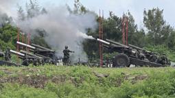 Tentara militer Taiwan menembakkan howitzer 155 inci selama latihan anti-pendaratan langsung di daerah Pingtung, Taiwan selatan (9/8/2022). Latihan militer tersebut akan mencakup pengerahan ratusan tentara dan sekitar 40 meriam howitzer. (AFP/Sam Yeh)