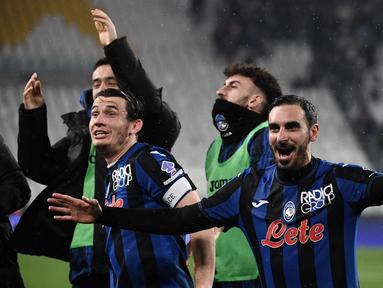 Pemain Atalanta, Marten de Roon (kiri) bersama Davide Zappacosta melakukan selebrasi setelah memenangkan laga pekan ke-28 Serie A 2024/2025 melawan Juventus di stadion Allianz, Turin, Italia, pada 9 Maret 2025 waktu setempat atau Senin (10/03/2025) dini hari WIB. (Isabella BONOTTO/AFP)