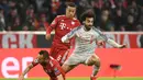 Aksi Mohammed Salah lewati Rafinha pada leg kedua, babak 16 besar Liga Champions yang berlangsung di Stadion Allianz Arena, Munchen, Kamis (14/3). Liverpool menang 3-1. (AFP/ Christof Stache)