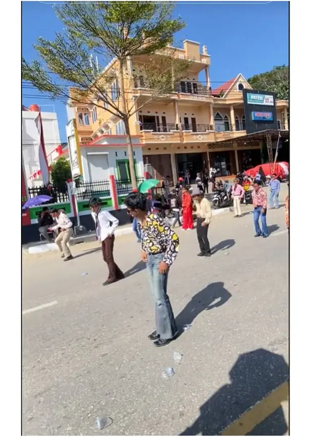 Joget Diiringi Lagu India, Lomba Gerak Jalan Pakai Konsep Jadul Ini Curi Perhatian