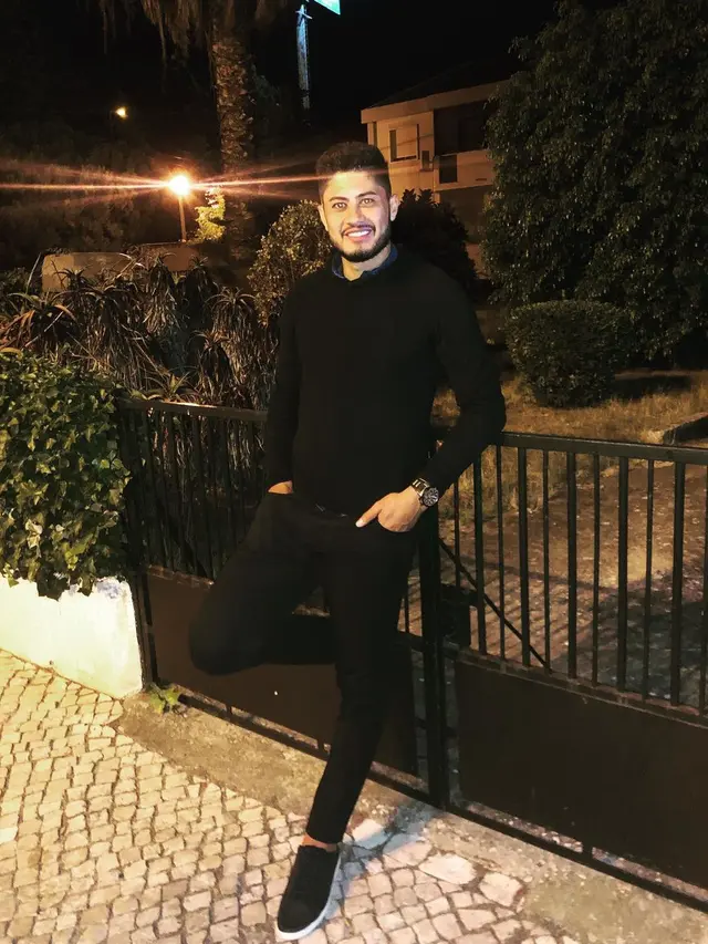 7 Gaya Adilson Maringa saat di Luar Lapangan, Tampil Stylish