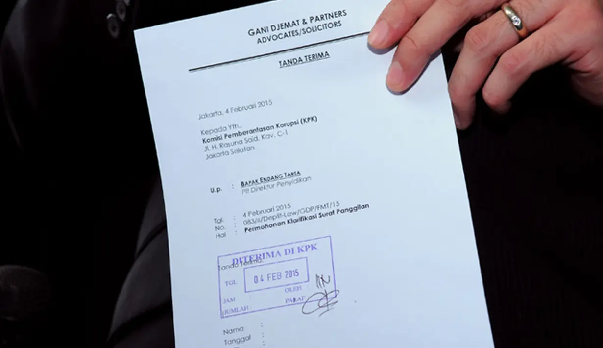 Surat  panggilan Komisi Pemberantasan Korupsi (KPK) diperlihatkan kepada wartawan saat berkunjung ke Komisi Pemberantasan Korupsi (KPK), Jakarta, Rabu (4/2/2015). (Liputan6.com/Faisal R Syam)