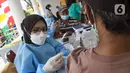 Petugas medis menyuntikkan vaksin Sinovac kepada warga lanjut usia (lansia) di Alun-Alun Bekasi, Jawa Barat, Rabu (23/2/2022). Sebanyak 600 dosis vaksin Sinovac disiapkan pemerintah setempat untuk warga lansia guna mencegah penyebaran COVID-19. (Liputan6.com/Herman Zakharia)