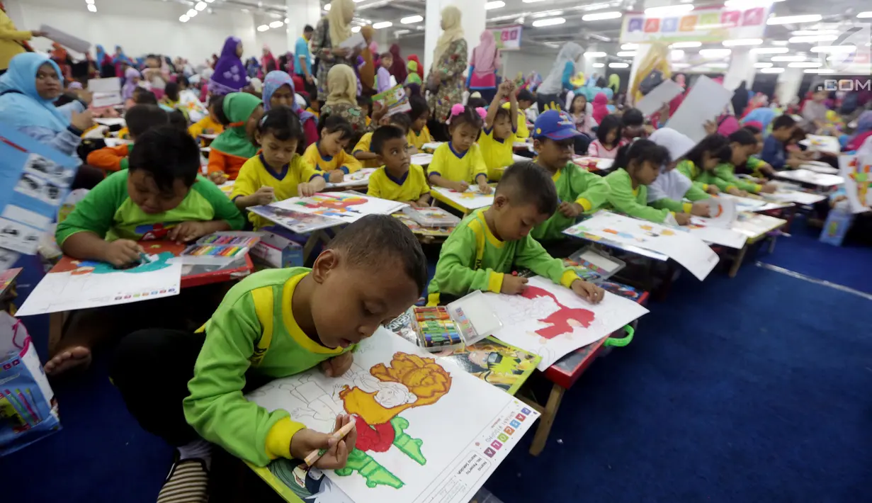 Anak-anak terlihat antusias saaat mengikuti lomba mewarnai di Thamrin City Mall, Jakarta, Sabtu (12/8). Acara tersebut mengangkat tema "Ceria Warna Nusantara". (Liputan6.com/Johan Tallo)