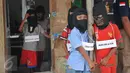 Sejumlah bocah dihadirkan untuk melakukan reka ulang pembunuhan bocah di dalam kardus, Jakarta, Selasa (20/10/2015). Proses rekonstruksi menjadi tontonan warga sekitar. (Liputan6.com/Gempur M Surya)