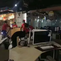 Karena kesal tim sepermainannya kalah, gamer ini benturkan kepalanya ke komputer. | via: shanghaiist.com