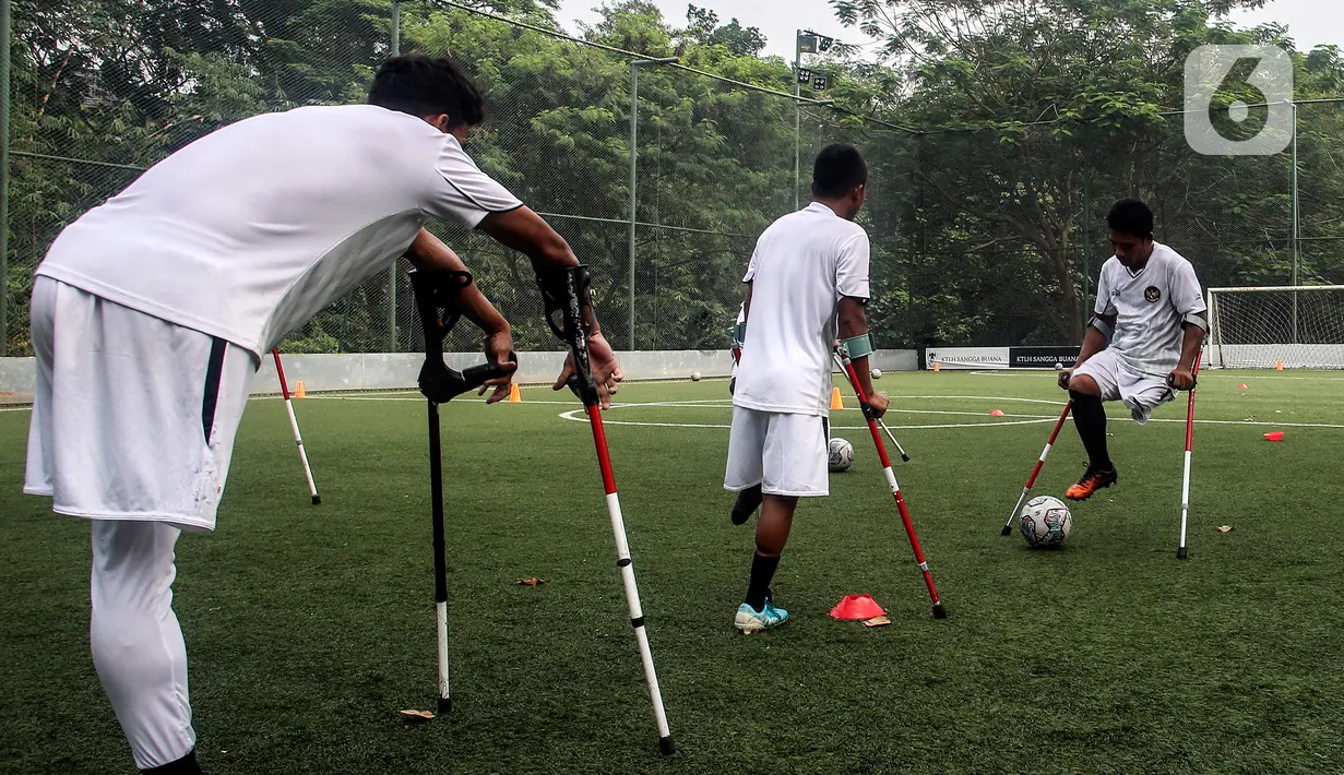 Pesepak bola Tim Garuda Indonesia Amputee Football (INAF) berlatih di Lapangan Bola Sport Club Serenia Mansion Jakarta, Selasa (12/7/2022). Timnas Garuda INAF kembali menggelar latihan dalam rangka persiapan mengikuti Piala Dunia 2022 di Turki pada Oktober mendatang. (Liputan6.com/Johan Tallo)