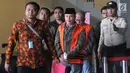 Anggota DPRD Jambi Elhelwi (depan) dan Gusrizal (belakang) usai menjalani pemeriksaan di Gedung KPK, Jakarta, Rabu (24/7/2019). Keduanya resmi ditahan 20 hari ke depan untuk mempermudah pemeriksaan terkait kasus dugaan suap pengesahan APBD 2017-2018 Provinsi Jambi. (merdeka.com/Dwi Narwoko)