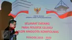 Seorang pria berjalan melewati layar monitor di sebuah hotel di Jakarta, Kamis (10/3). Komisi Kepolisian Nasional (Kompolnas) mengadakan ujian tahap kedua kepada 81 calon anggota yang lolos administrasi pada tahap pertama. (Liputan6.com/Johan Tallo)