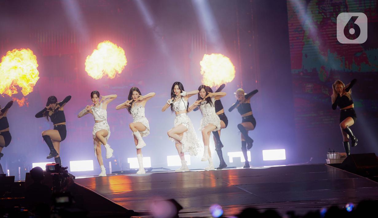 Grup idola wanita asal Korea Selatan aespa pecahkan konser perdananya “Synk: Hyper LINE in
Jakarta” dengan lagu pembuka “Girls.” (Liputan6.com/Faizal Fanani)