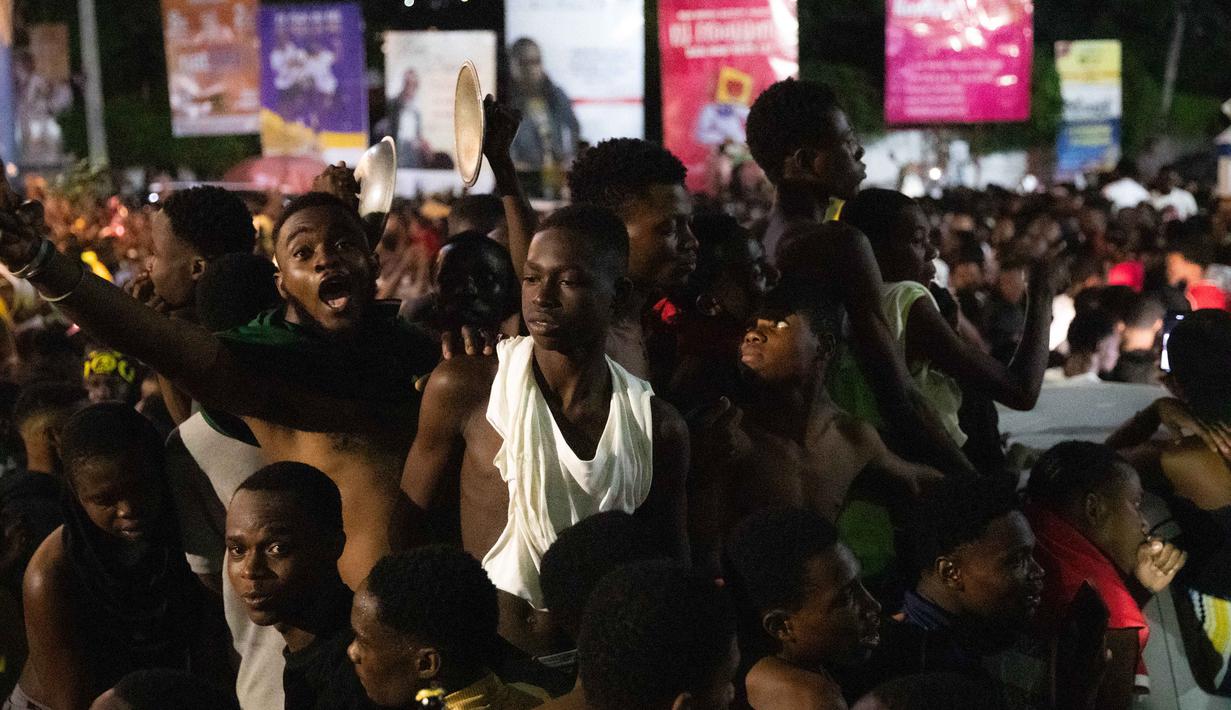 Kemenangan Timnas Haiti atas Nikaragua sekaligus mengakhiri penantian 52 tahun untuk kembali bermain di pentas Piala Dunia. Tampak dalam foto, warga Haiti turun ke jalan-jalan di Port-au-Prince saat merayakan lolosnya tim nasional mereka di putaran final Piala Dunia 2026, pada Selasa 18 November 2025 waktu setempat. (Clarens SIFFROY/AFP)