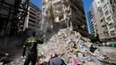 Pada Rabu (8/4/2026), serangan Israel di Lebanon menewaskan ratusan orang dan memicu ancaman balasan dari Iran. Tampak dalam foto, seorang petugas pertahanan sipil Lebanon memberi isyarat ke sebuah ekskavator saat mereka mencari korban di reruntuhan di lokasi bangunan yang hancur akibat serangan udara Israel sehari sebelumnya di pusat kota Beirut, Lebanon, Kamis 9 April 2026. (AP Photo/Hussein Malla)