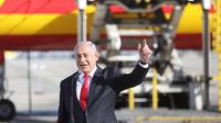 PM Israel Benjamin Netanyahu menghadiri upacara untuk menandai kedatangan pesawat yang membawa gelombang pertama vaksin COVID-19 Pfizer di Bandara Internasional Ben Gurion, Tel Aviv, Israel, 9 Desember 2020. Israel memesan sekitar 8 juta vaksin Pfizer. (Xinhua/JINI/Marc Israel Sellem)