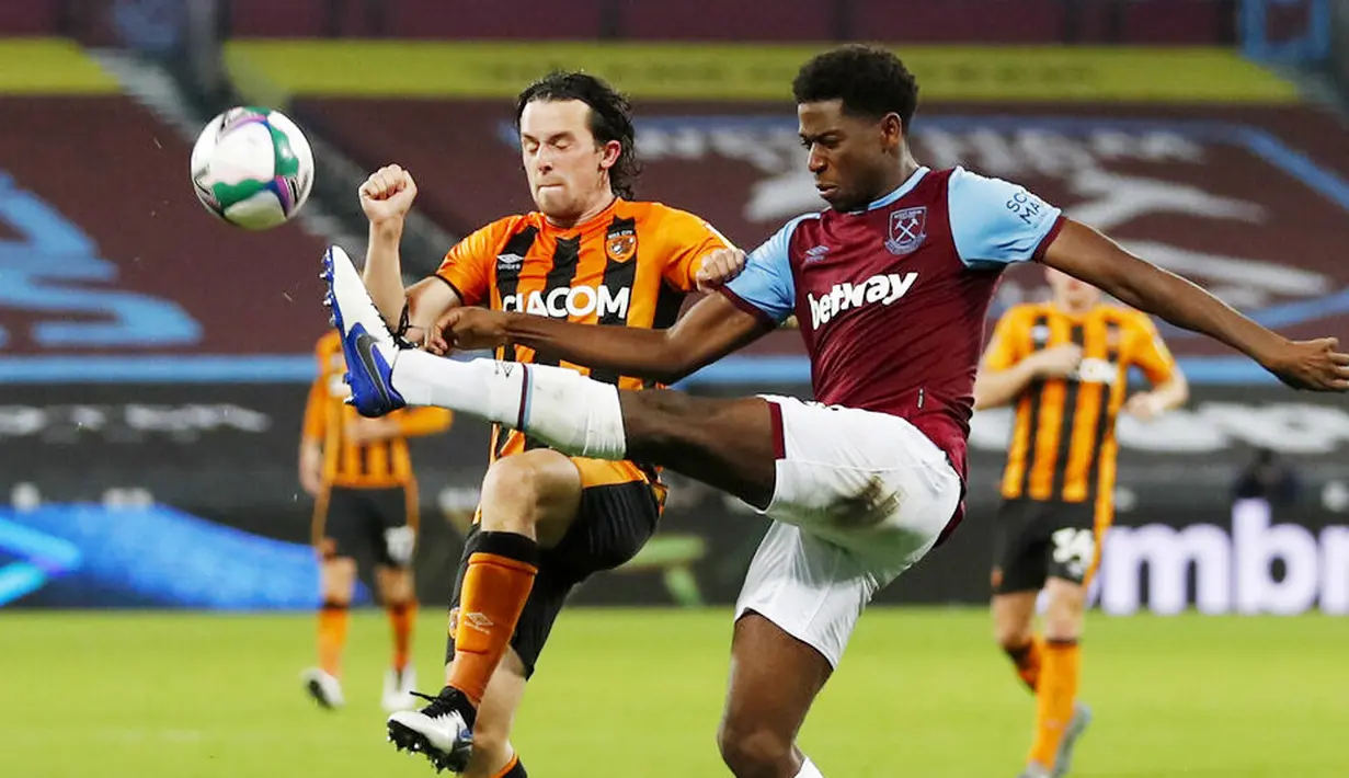 Pemain West Ham United, Aji Alese, berebut bola dengan pemain Hull City, George Honeyman, pada laga Piala Liga Inggris di Stadion London, Rabu (23/9/2020). West Ham menang dengan skor 5-1. (AP/Alastair Grant, Pool)