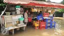 Sebuah warung yang terendam banjir di komplek Polri jalan Pondok Karya, Mampang, Jakarta, Kamis (21/4). Banjir setinggi 120cm disebabkan meluapnya Kali Mampang. (Liputan6.com/Gempur M Surya)