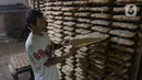 Pekerja  melakukan proses pembuatan oncom di Jakarta, Kamis (1/7/2021). Realisasi kredit usaha rakyat (KUR) hingga 18 Juni 2021 telah mencapai Rp 112,8 triliun. Angka tersebut setara dengan 44,58% dari target penyaluran KUR tahun ini sebesar Rp 253 triliun.(Liputan6.com/Angga Yuniar)