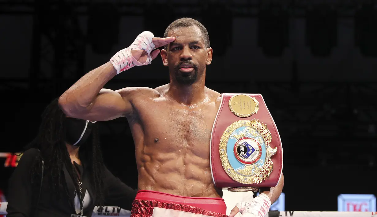 Petinju Amerika Serikat Jamel Herring melakukan selebrasi usai mengalahkan petinju Inggris Carl Frampton pada ronde keenam pertarungan gelar dunia kelas bulu super WBO di Dubai, UEA, Minggu (4/4/2021). (AP Photo/Kamran Jebreili)