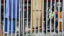 Petugas keamanan berjaga di pintu masuk saat penutupan Plaza Kenari Mas, Jakarta, Rabu (7/7/2021). Pusat elektronik tersebut ditutup sejak 6 Juli hingga 20 Juli atau sampai berakhirnya masa PPKM Darurat. (merdeka.com/Iqbal S. Nugroho)