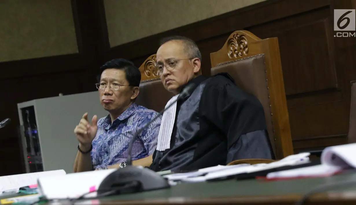Terdakwa kasus dugaan suap kepada Direktur PT Krakatau Steel Wisnu Kuncoro, Kenneth Sutardja (kiri) bersama kuasa hukumnya saat sidang lanjutan di Pengadilan Tipikor, Jakarta, Senin (1/7/2019). Sidang beragendakan mendengar keterangan saksi-saksi. (Liputan6.com/Helmi Fithriansyah)